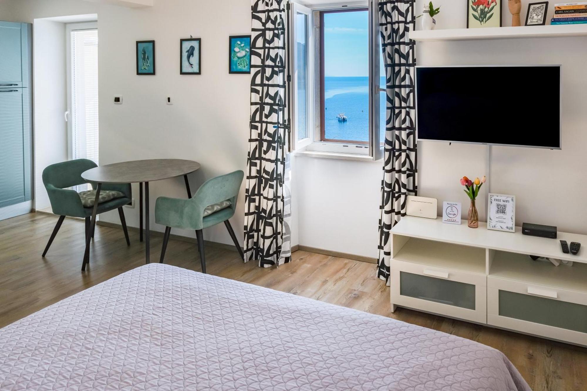 Studio Apartment Above Promenade W Terrace & Parking ラバック エクステリア 写真